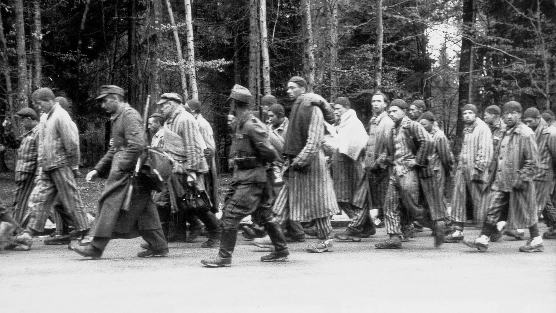 Traslado de prisioneros de un campo de concentración durante 1945