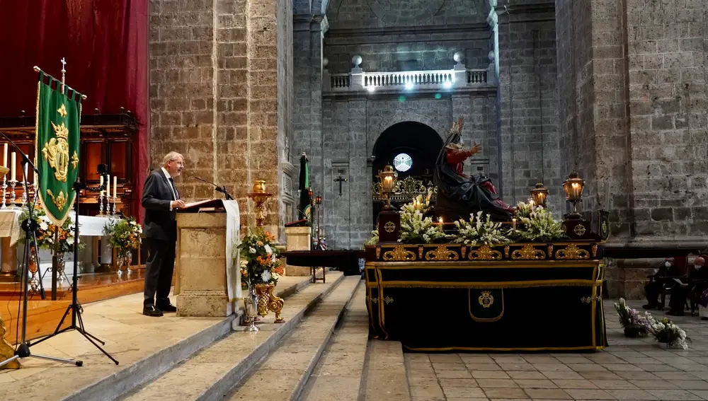 Ofrecimiento de los Dolores de Valladolid a la Virgen a cargo del periodista y director de COPE Castilla y León, Luis Jaramillo