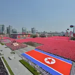 Imagen de la reunión nacional y una procesión pública de ciudadanos de Pyongyang que conmemoran el 110º aniversario del nacimiento del difunto fundador del país, Kim Il Sung, en la plaza Kim Il Sung de Pyongyang, Corea del Norte