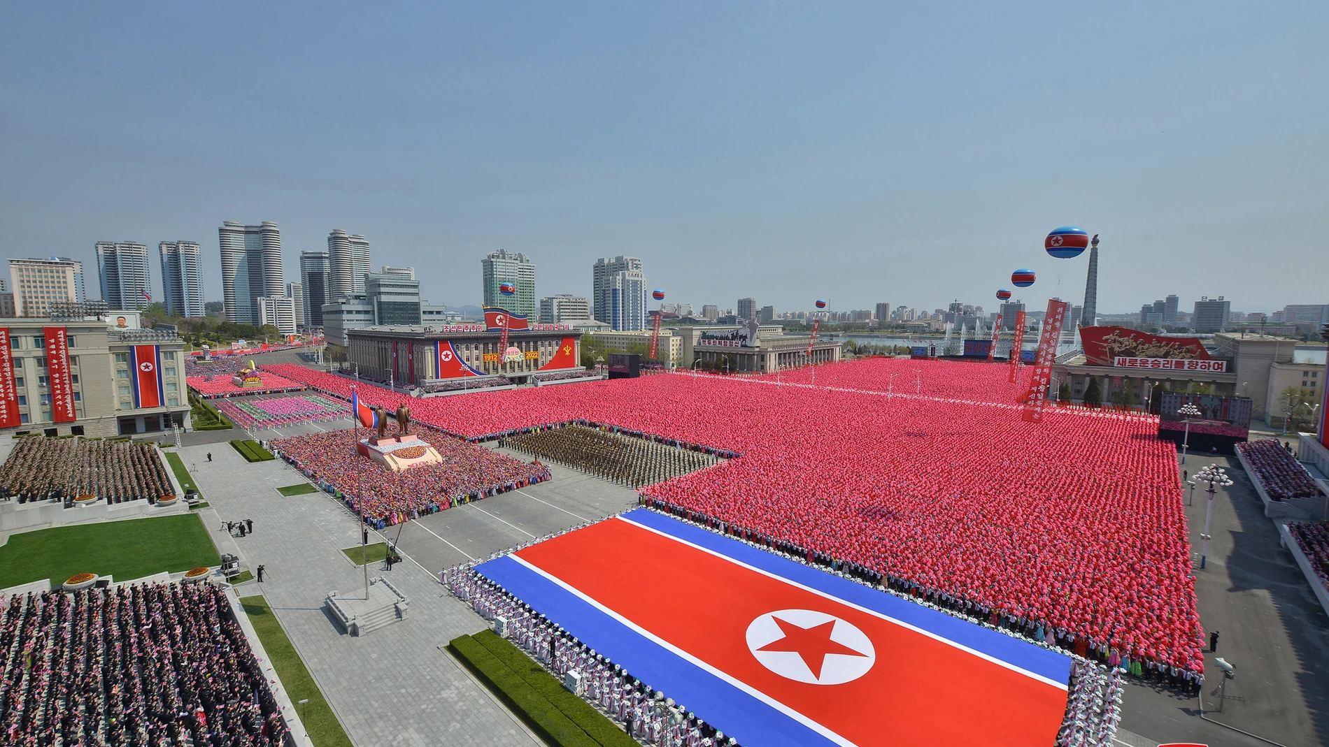 Imagen de la reunión nacional y una procesión pública de ciudadanos de Pyongyang que conmemoran el 110º aniversario del nacimiento del difunto fundador del país, Kim Il Sung, en la plaza Kim Il Sung de Pyongyang, Corea del Norte