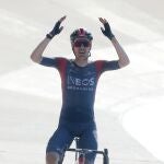 Dylan van Baarle entra vencedor en el velódromo de Roubaix
