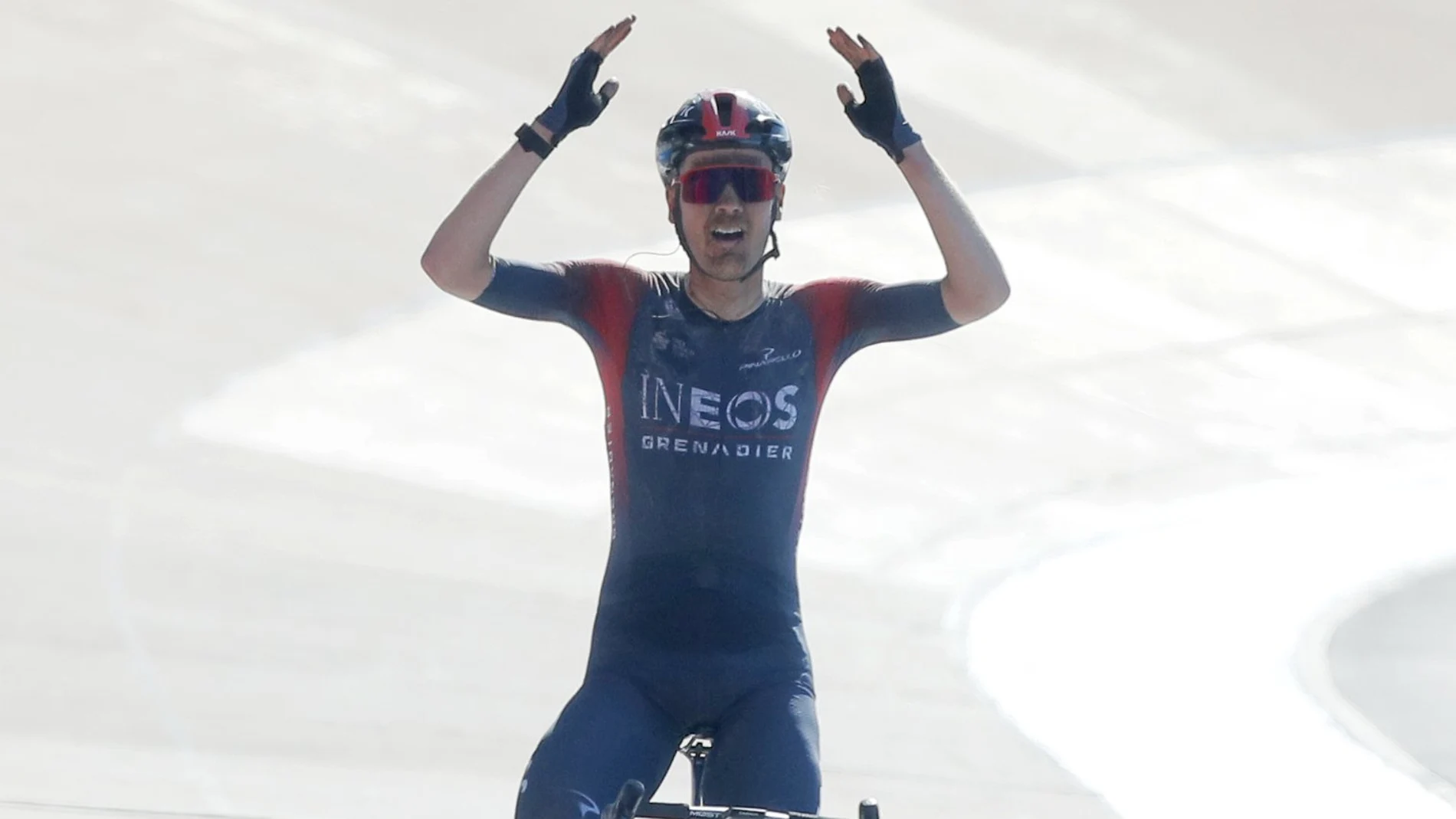 Dylan van Baarle entra vencedor en el velódromo de Roubaix