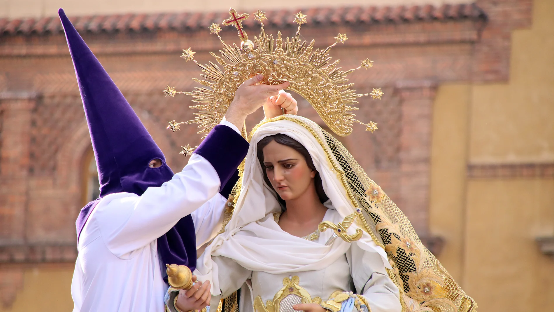 La procesión del Encuentro vuelve a llenar la plaza de la catedral de León para celebrar la resurrección de Cristo
