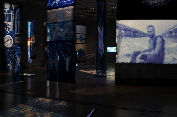 Una de las salas se ha oscurecido para la exposición