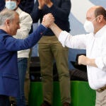 El lehendakari Iñigo Urkullu y el presidente del PNV, Andoni Ortuzar, se dan la mano al comienzo de la celebración del Aberri Eguna, el día de la Patria, tras dos años de ausencia, en la Plaza Nueva de Bilbao.