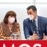 La presidenta del PSOE, Cristina Narbona y el presidente del Gobierno, Pedro Sánchez
