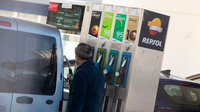 Un hombre reposta en una gasolinera de Repsol