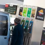 Un hombre reposta en una gasolinera de Repsol