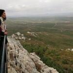 La delegada territorial en funciones, Ester Muñoz, y la jefa del servicio territorial de Medio Ambiente, Isabel García, visitan la zona afectada por el incendio de Castrocontrigo hace casi diez años