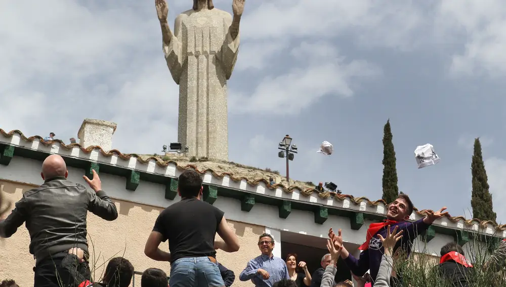 La imagen de la pedrea a los pies del Cristo del Otero palentino volverá a vivirse tres años después