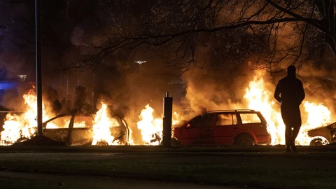 Coches incendiados en protestas en el barrio de Rosengard de Malmö el pasado abril