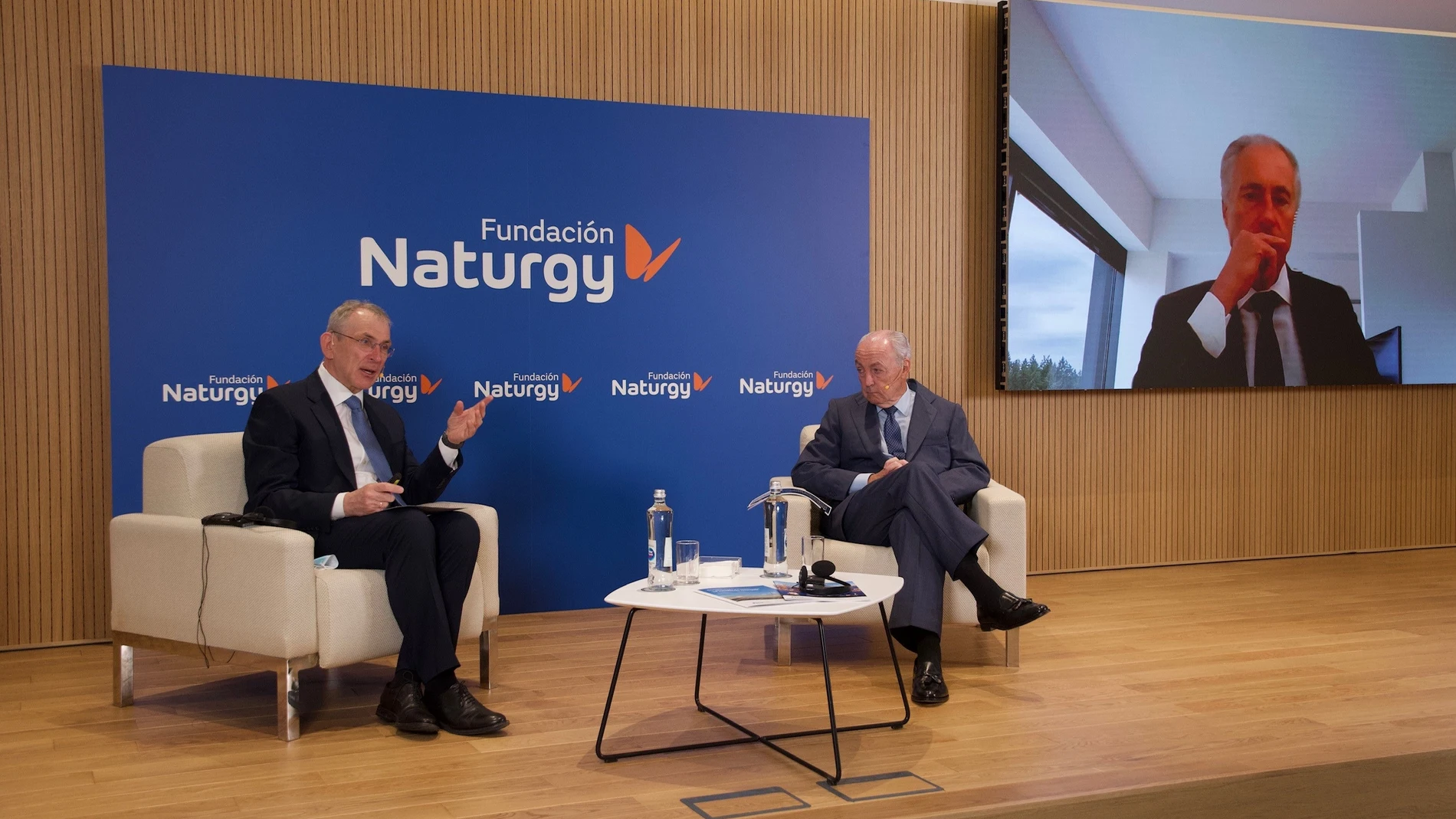 Andris Piebalgs, ex comisario de Energía de la UE; Nemesio Fernández-Cuesta, ex secretario de Estado de Energía; y Christopher Jones, ex director de Energía de la UE