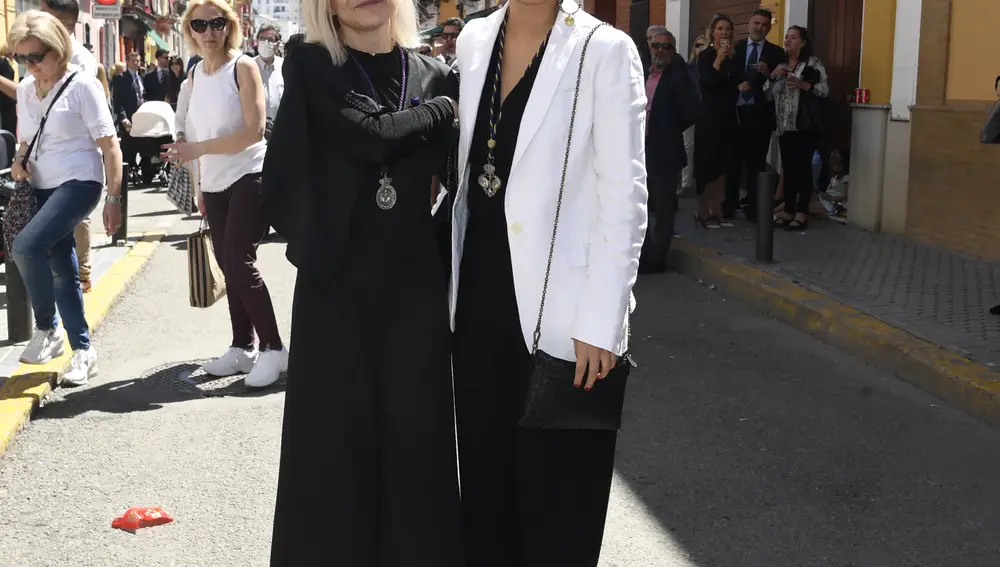 Cayetana Martinez de Irujo y su hija Cayetana Rivera en Sevilla el 14 de abril de 2022