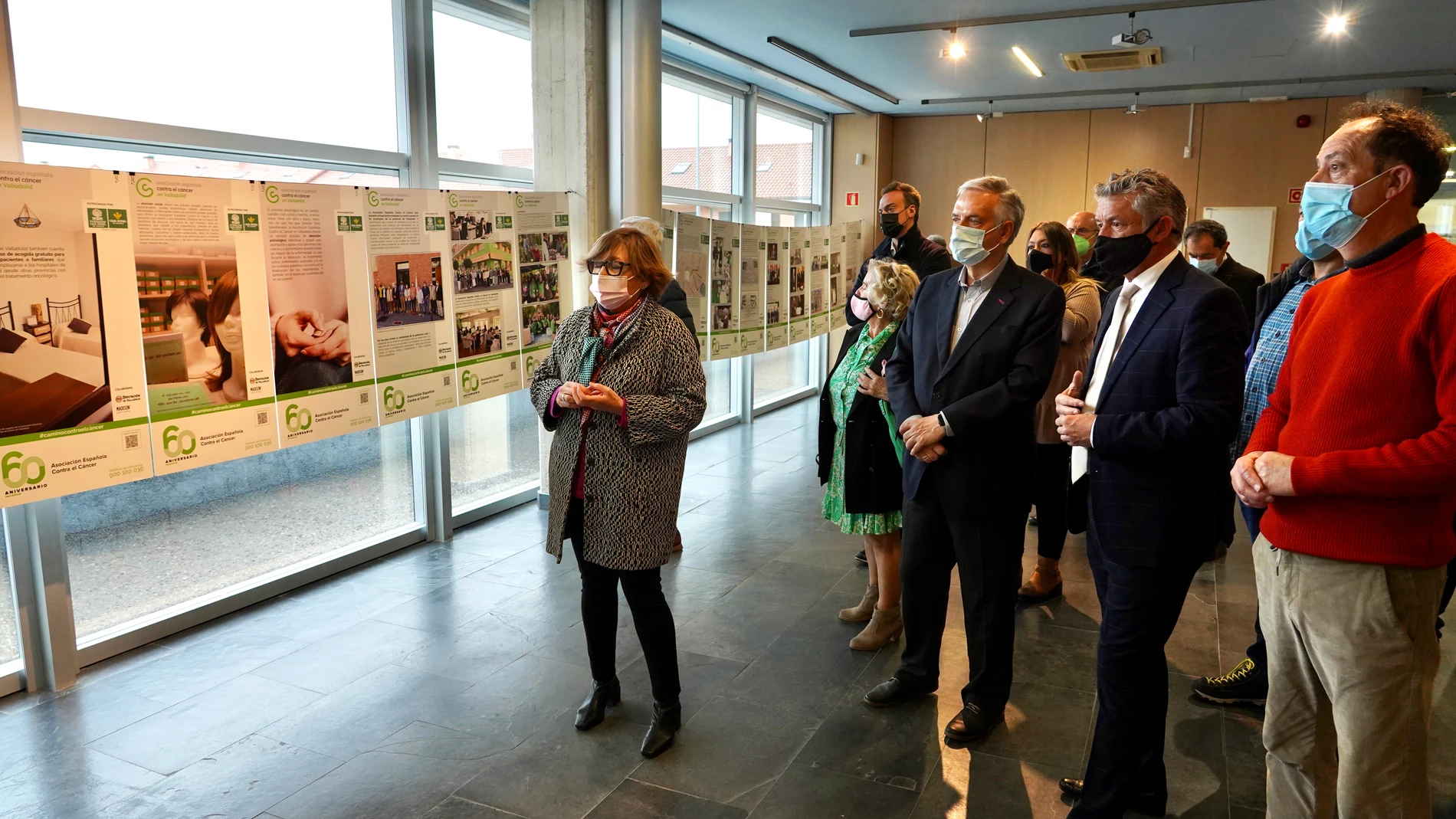 El alcalde de Arroyo de de la Encomienda, Sarbelio Fernández, y el presidente de la Asociación Española contra el Cáncer en Valladolid, Artemio Domínguez González, presentan la exposición conmemorativa del 60 Aniversario de la AECC en Valladolid