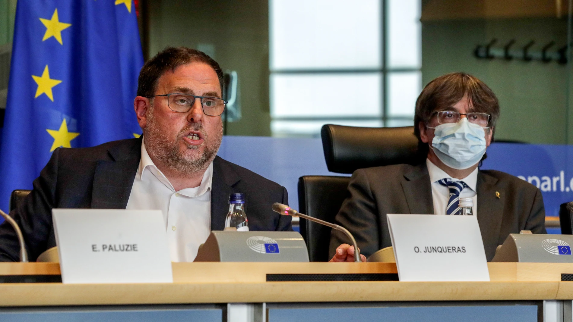Oriol Junqueras y Carles Puigdemont denunciaron en Bruselas el presunto espionaje