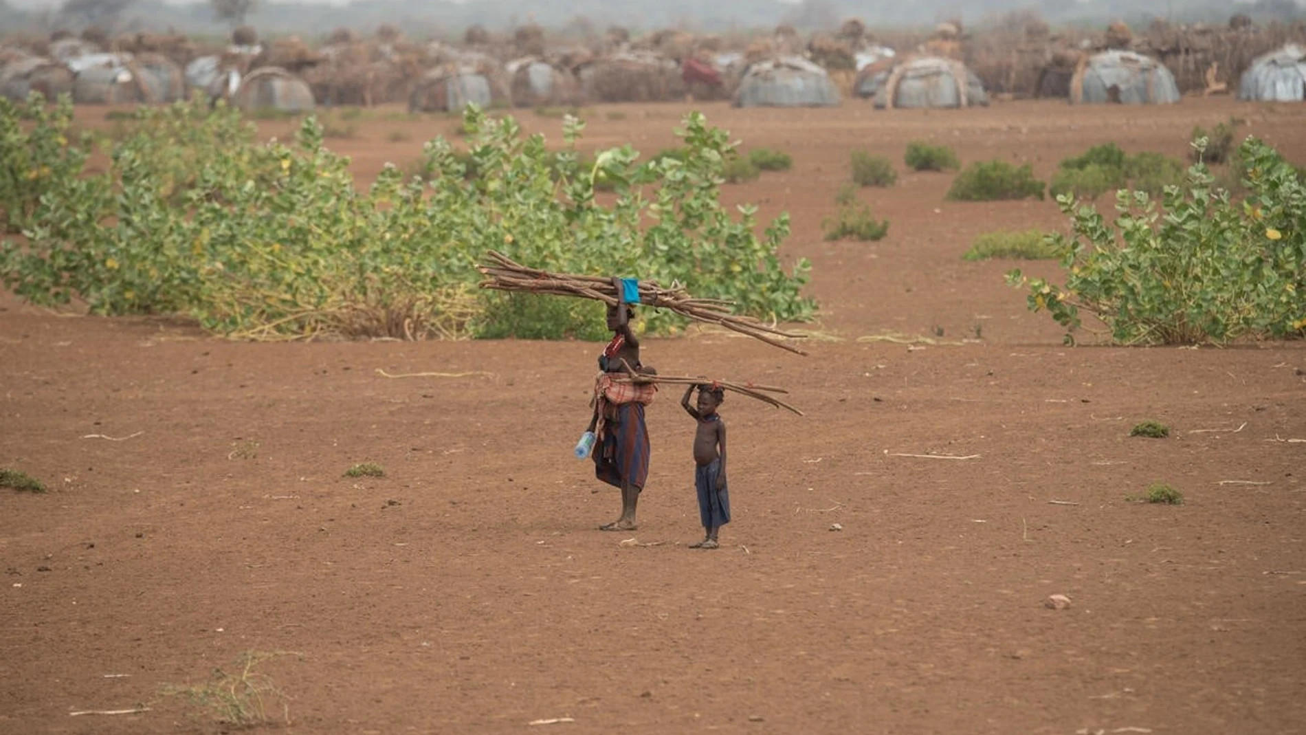 Una mujer y un niño en la zona Sur de Omo, en Etiopía, afectada por la sequía de este año.