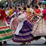 Varias huertanas bailan durante el desfile del Bando de la Huerta, el día más grande de las Fiestas de Primavera de Murcia, a 19 de abril de 2022, en Murcia