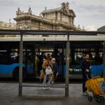 Pasajeros usan los autobuses públicos de la EMT de Madrid en Puerta de Alcalá