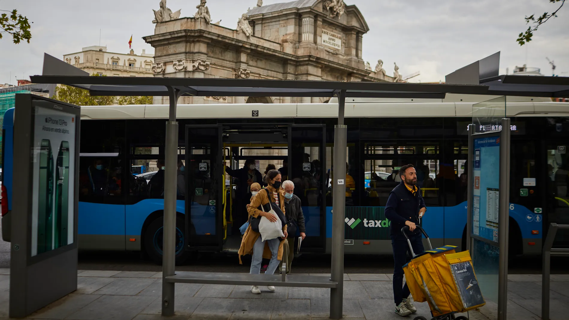 Pasajeros usan los autobuses públicos de la EMT de Madrid en Puerta de Alcalá