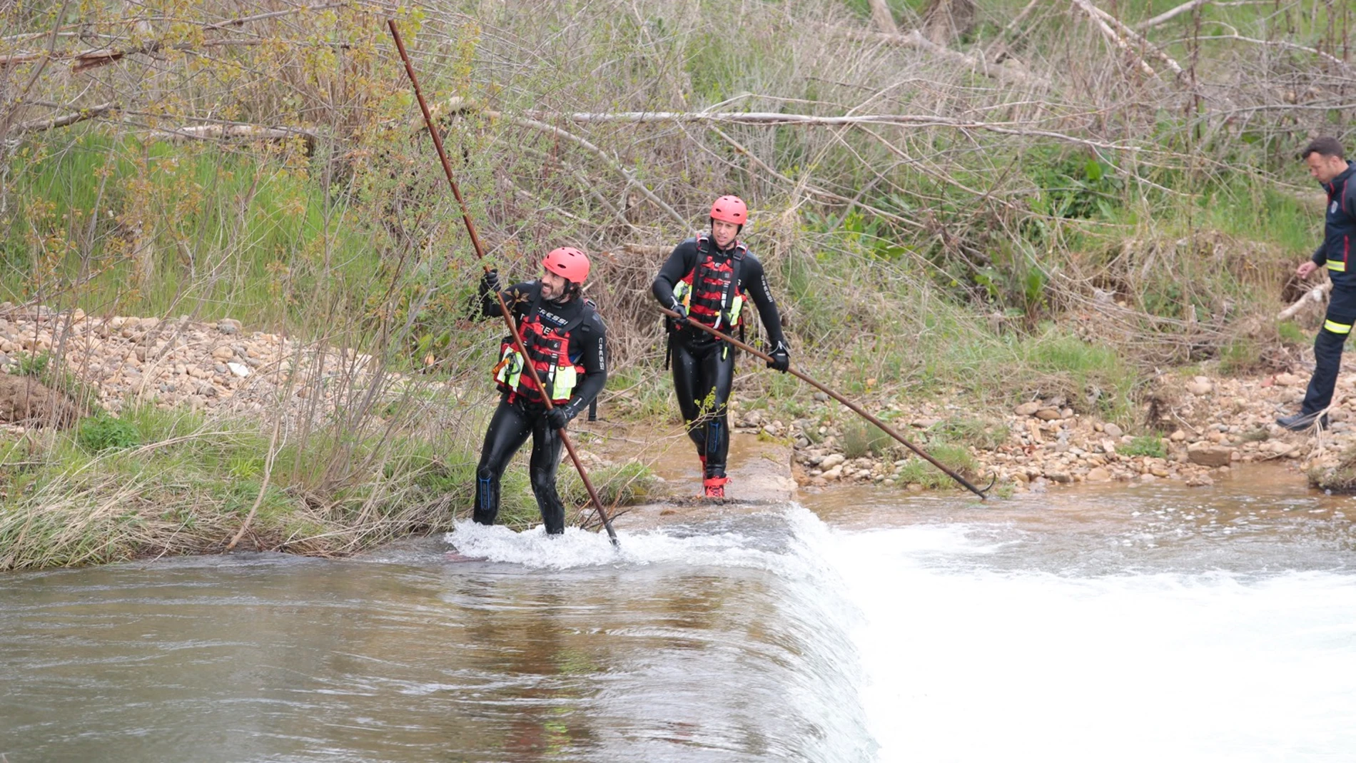 Los bomberos de León buscan un cuerpo en el río Torío