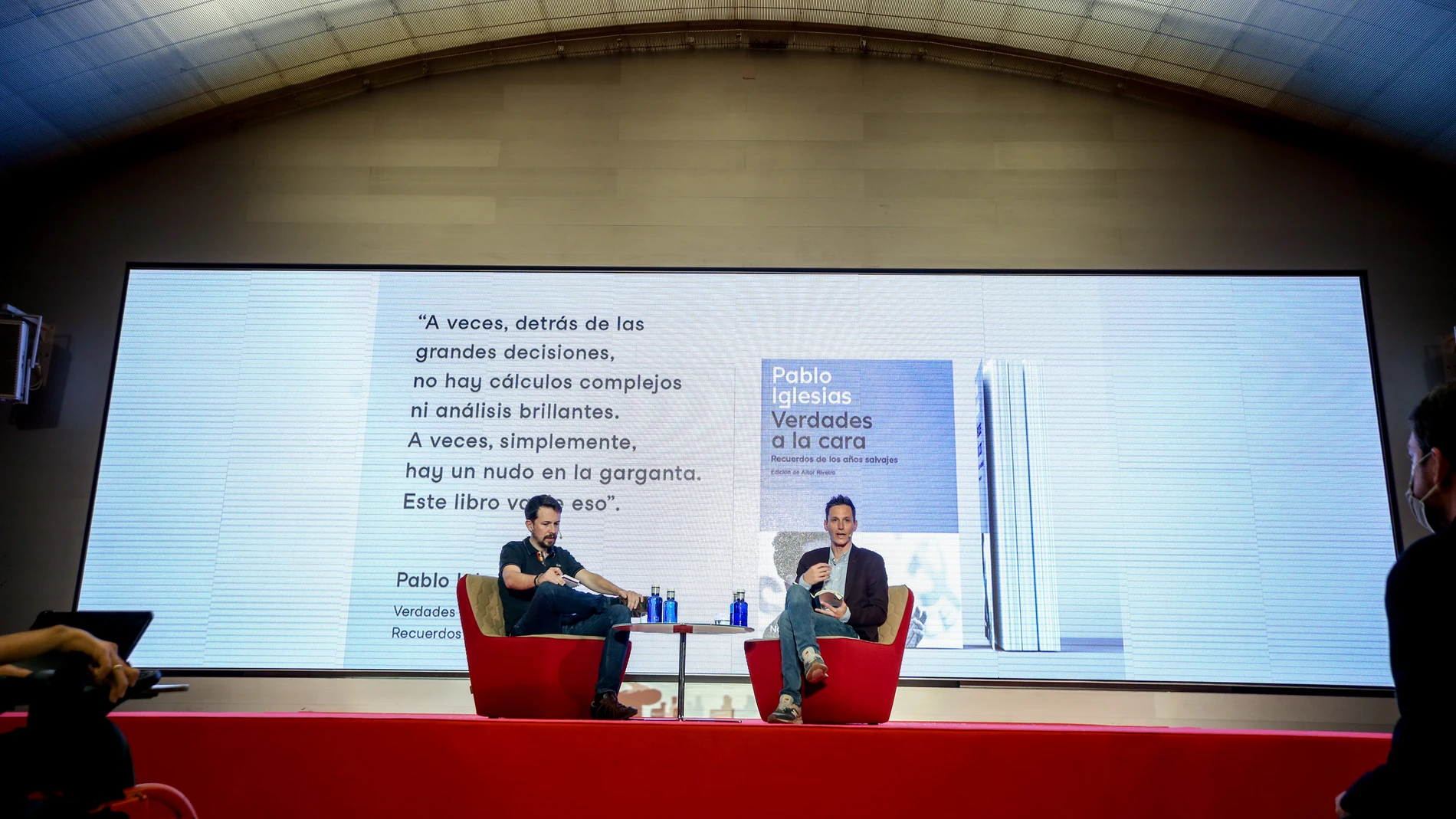 El exvicepresidente del Gobierno Pablo Iglesias (i) y el periodista Aitor Riveiro (d) en la presentación del libro del exvicepresidente 'Verdades a la cara"
