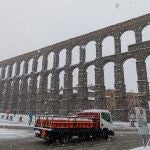 Segovia amanece con una nevada continua