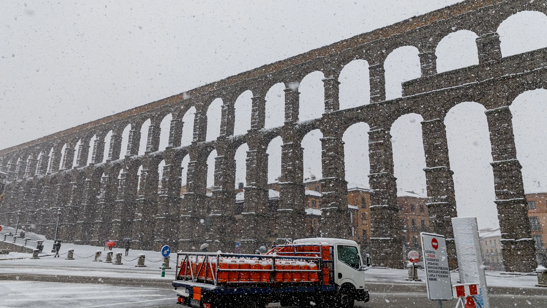 Segovia amanece con una nevada continua