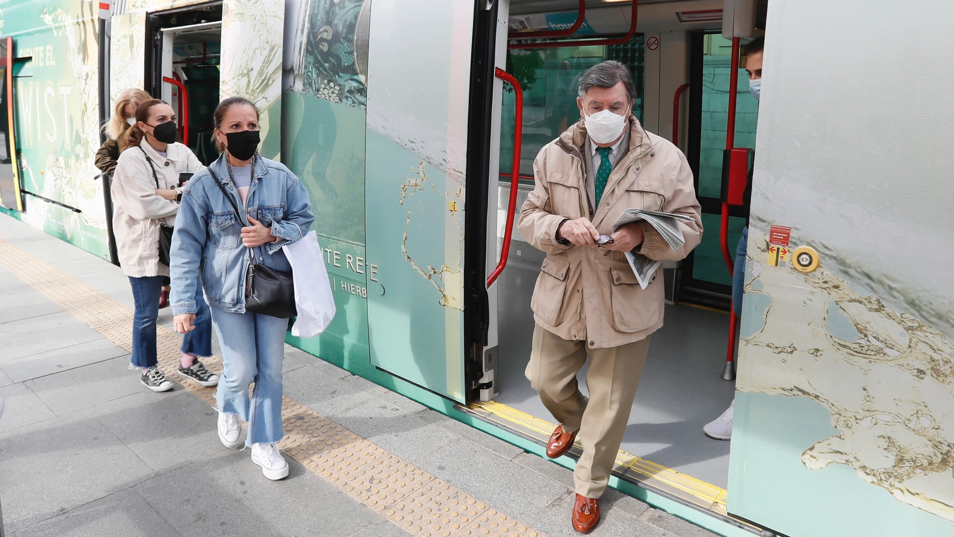 Unas personas salen de un transporte público en Sevilla. EFE/José Manuel Vidal