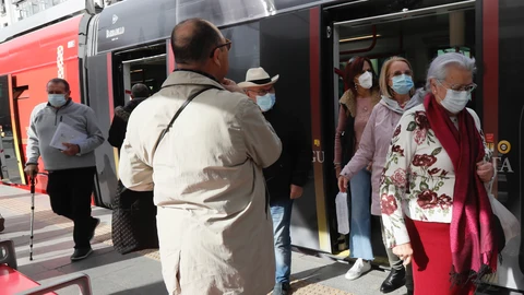 Personas con mascarilla en el transporte público