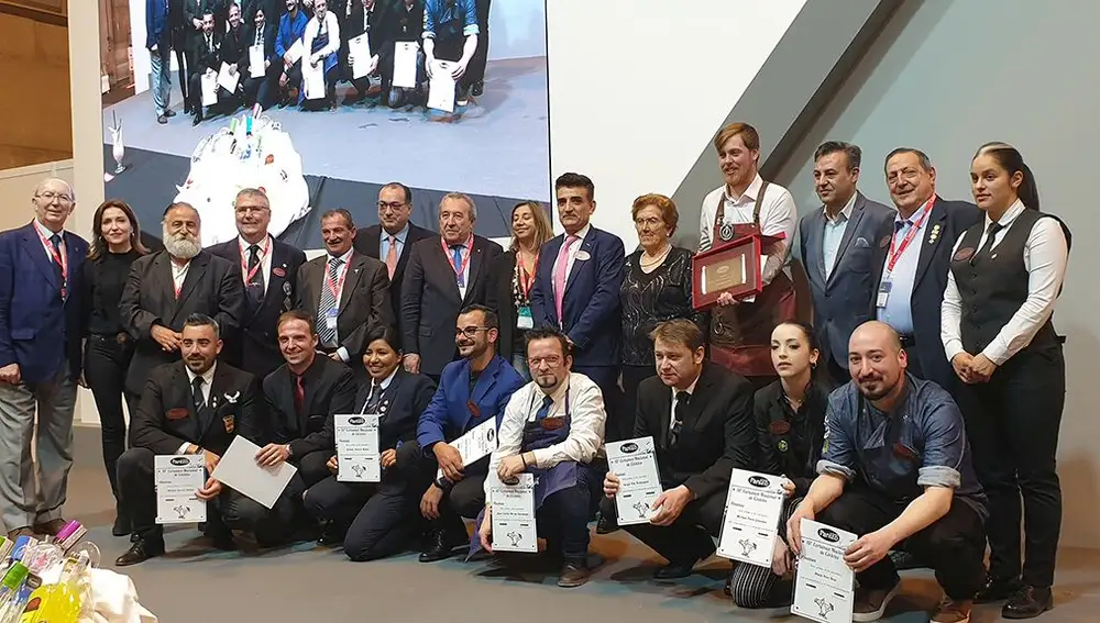 Foto de familia de los premiados en la pasada edición