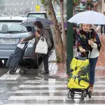 Dos mujeres se protegen de la lluvia este miércoles en la Avenida de la Ronda Norte de Murcia
