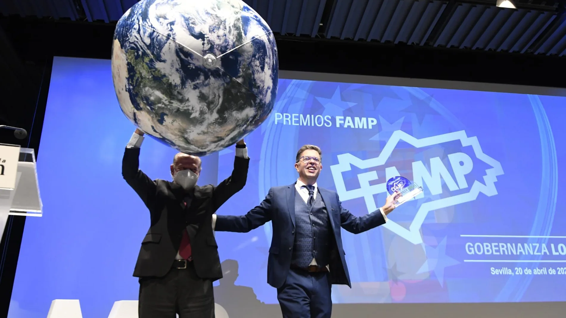 El presidente de la FAMP, Fernando Rodríguez Villalobos (izquierda), en la entrega de los premios FAMP