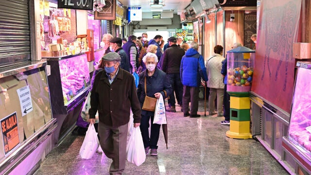 Varios clientes con mascarillas en un mercado de la Comunidad