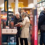 Varios clientes en una librería del centro de Barcelona