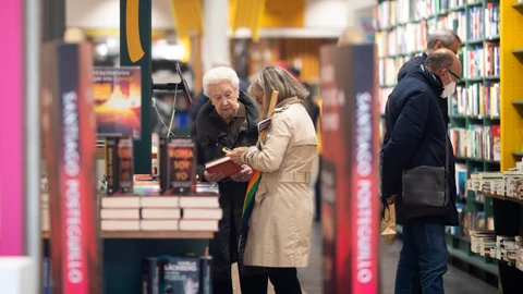 Varios clientes en una librería del centro de Barcelona