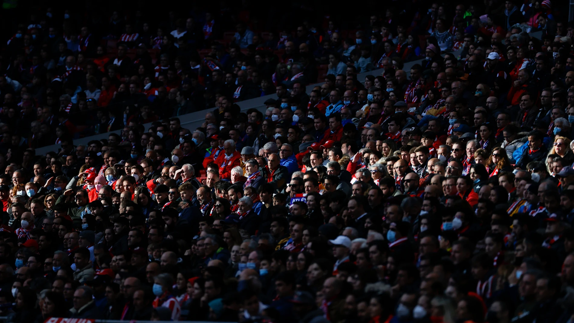Aficionados del Atlético de Madrid ocupan las gradas del estadio Wanda Metropolitano