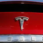 Logo de Tesla en un de sus vehículos