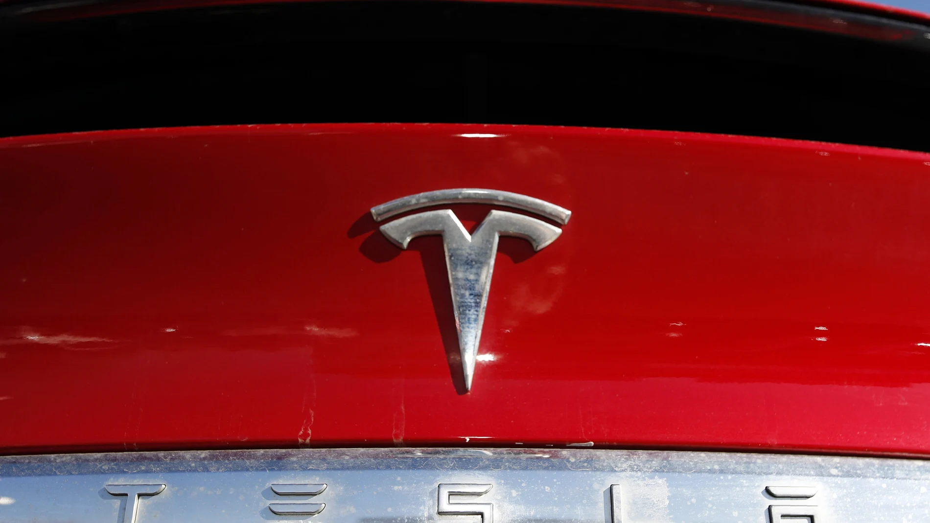 Logo de Tesla en un de sus vehículos