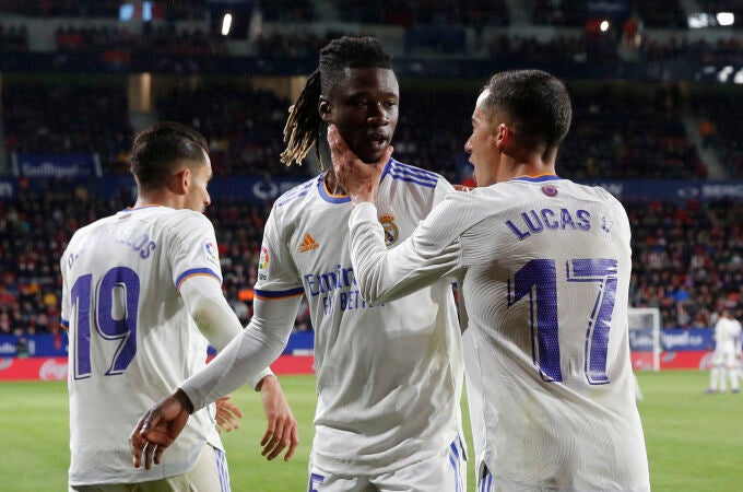 Lucas Vázquez felicita a Camavinga por su pase en el segundo gol del Real Madrid ante Osasuna
