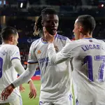 Lucas Vázquez felicita a Camavinga por su pase en el segundo gol del Real Madrid ante Osasuna