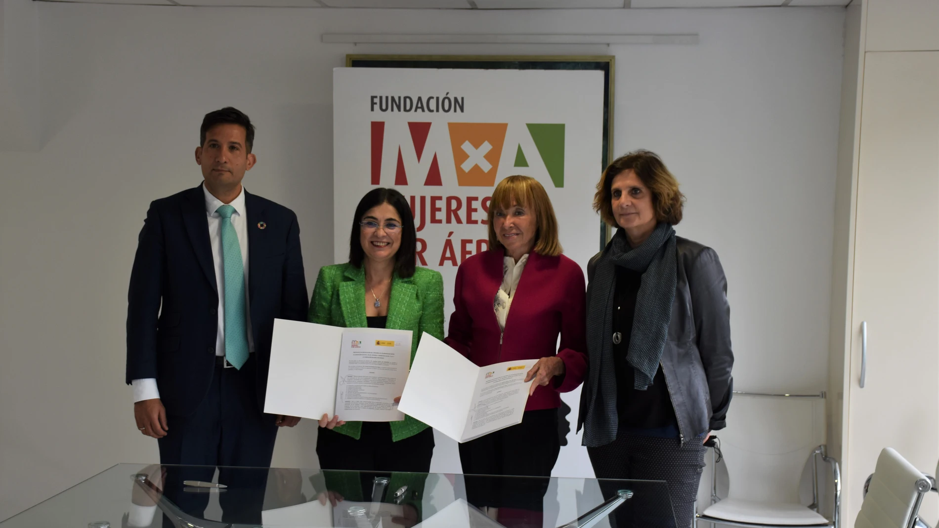 La ministra de Sanidad, Carolina Darias, y la presidenta de la Fundación Mujeres por África, María Teresa Fernández de la Vega, tras el acto de firma de ratificación del convenio entre la Fundación CSAI y la Fundación Mujeres por África para participar en el proyecto ‘Ellas investigan’.