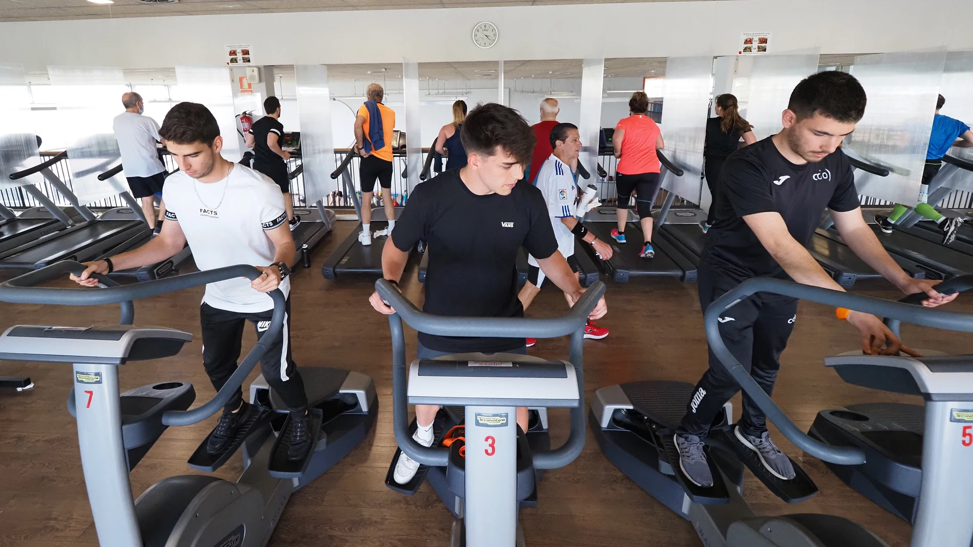 Varias personas practican deporte, sin mascarilla, en cintas de correr en el Centro de Deporte y Ocio Covaresa de Valladolid