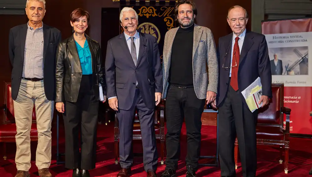 Desde la izquierda, Miguel Barroso, Isabel Rodríguez, José María Barreda, Luis Arroyo y Gregorio Marañón, ayer en el Ateneo