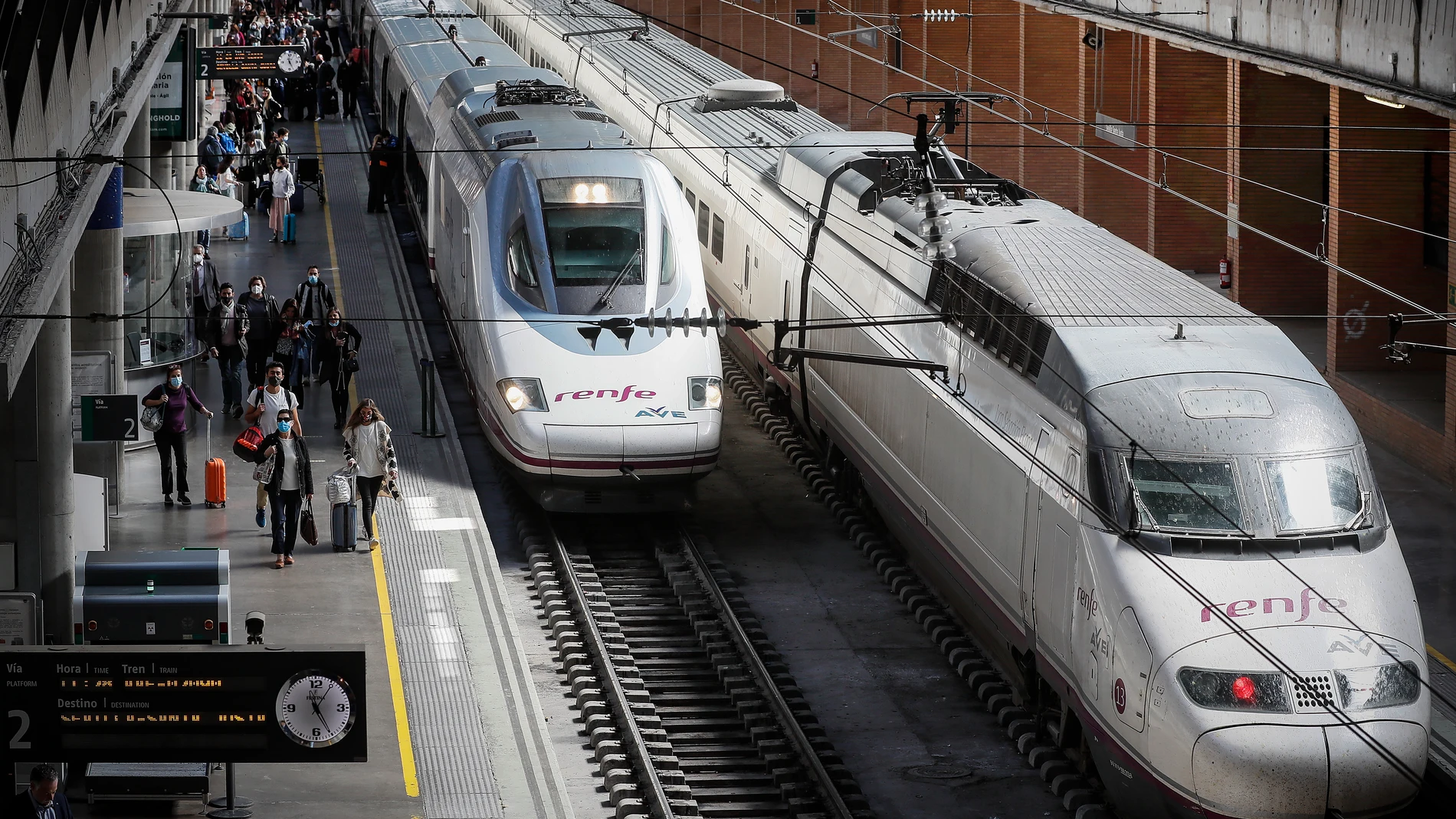 Dos trenes de alta velocidad de Renfe en la estación sevillana de Santa Justa