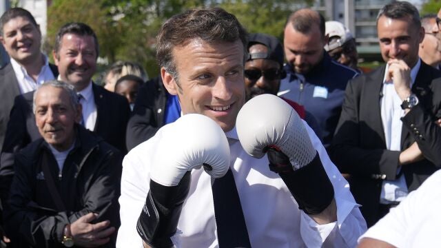 Emmanuel Macron con guantes de boxeo en un acto de campaña en Saint-Denis