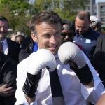 Emmanuel Macron con guantes de boxeo en un acto de campaña en Saint-Denis
