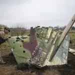 Un soldado ucraniano examina los restos de un caza ruso Su-25 derribado en la localidad de Kolonshchyna, en Ucrania