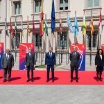 (I-D) La directora general de la Guardia Civil, María Gámez; el director general de la DGT, Pere Navarro; el ministro del Interior, Fernando Grande-Marlaska; el presidente del Senado, Ander Gil; el consejero delegado de Atresmedia, Silvio González; la presidenta de la Fundación AXA, Olga Sánchez; y el director general de la Policía, Francisco Pardo, posan a su llegada a la XIV edición de los Premios Ponle Freno, en el Palacio del Senado de Madrid