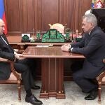 El presidente ruso, Vadimir Putin conversa con su ministro de Defensa, Serguei Shoigu