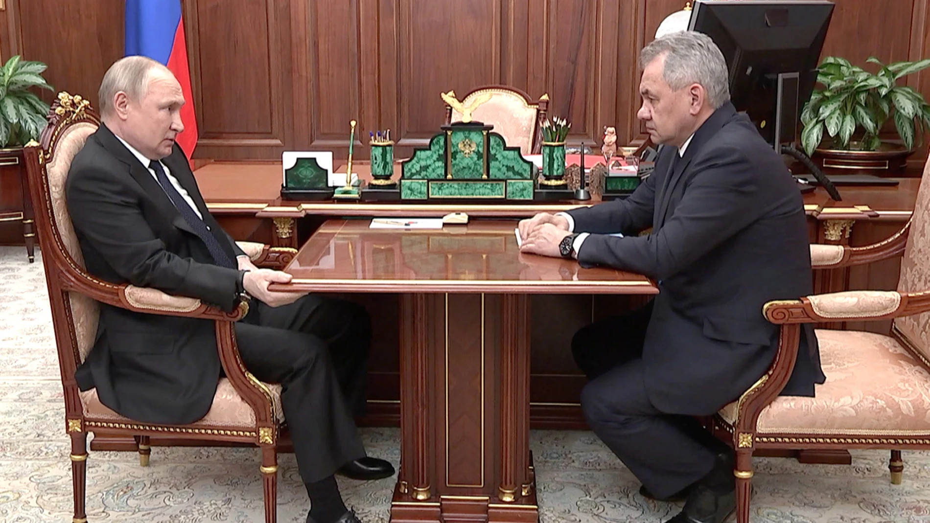 El presidente ruso, Vadimir Putin conversa con su ministro de Defensa, Serguei Shoigu